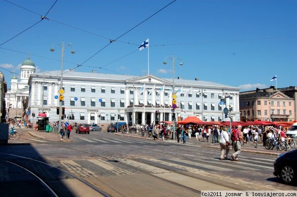 Ayuntamiento Helsinki
Se encuentra junto a  la plaza del mercado y en el extremo sur del parque explanadi, de estilo imperio fué construido como hotel en 1833 y desde 1930 Ayuntamiento de Helsinki.
