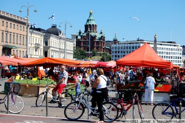 Panorámica de Helsinki
Panorámica de Helsinki desde el parque explanadi, popular mercadillo gastronómico y de souvenir junto al puerto y el mercado viejo, al fondo la Catedral Ortodoxa Uspenski.
