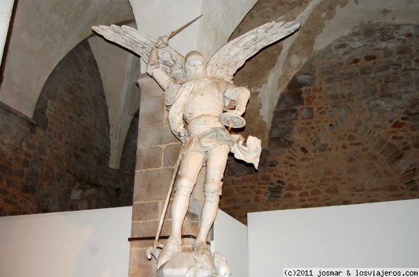 Arcangel San Miguel
Escultura del arcángel en el interior de la Abadia Saint Michel
