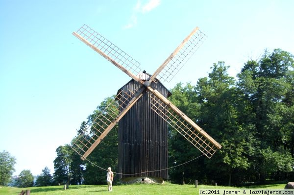 Molino Rocca al Mare. Tallin
Molino de viento en el museo etnográfico de Rocca al Mare, cuentan que los antiguos habitantes tenían sus trucos para aprovechar mas los recursos, colocaban una tela a las aspas para asi hacerlas girar mas rapidamente
