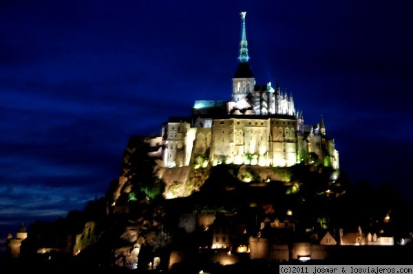 Anochece en Mont Saint Michel
Al caer la noche la vista del Monte San Miguel iluminado es espectacular
