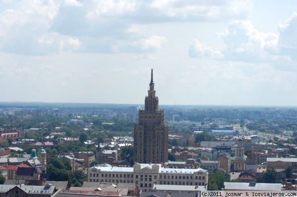 Palacio de la Cultura y de las Ciencias. Riga
Edificio mastodóntico construido durante la etapa soviética en los años 60, se le conoce popularmente como 