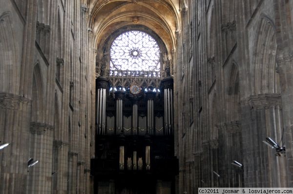 Órgano de la Catedral de Rouen
Catedral con fuerte tradición musical desde la Edad Media, su coro fué famoso hasta la Revolución Francesa, alrededor de 1600 éste órgano fué transformado en uno de los mejores de Francia.

