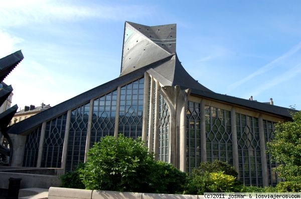 Iglesia Santa Juana de Arco. Rouen
Situada en la Plaza del Viejo Mercado de Rouen, lugar donde Juana de Arco fué quemada por bruja y hereje, su techo de pizarra negra tiene forma de sombrero.
