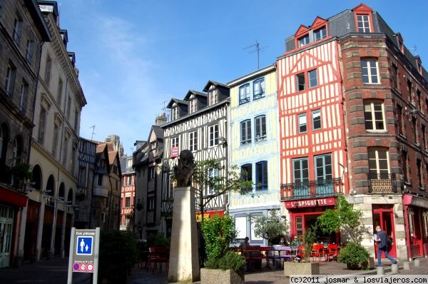 Plaza de Saint-Amand. Rouen
Bello rincón del centro de Rouen, en la plaza hay un busto de Monet.
