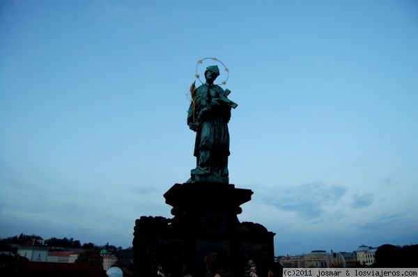 San Juan Nepomuceno
Una de las 31 estatuas del Puente Carlos; Santo praguense lanzado al Moldava tras ser martirizado por no desvelar secretos de confesión de la Reina.
