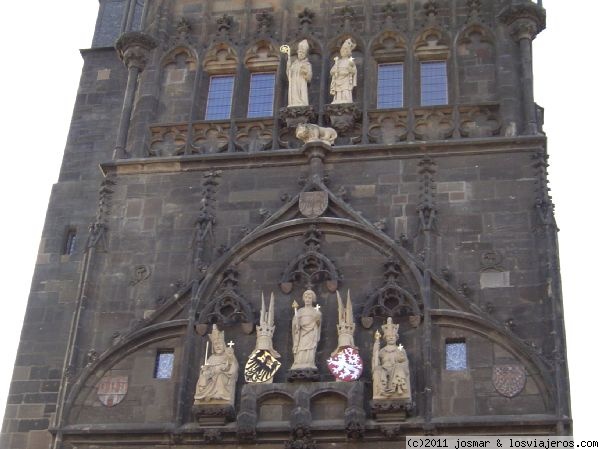 Detalle Torre Ciudad Vieja
Sobre la puerta hay 3 esculturas: San Vito(centro) santo protector del puente, Carlos IV (izqda) mandó construir el puente y San Wenceslao (drcha) antiguo rey de Praga junto con 2 escudos de la corona de Bohemia. Más arriba hay 2 estatuas de San Adalberto y San Segismundo patronos de Rep.Checa
