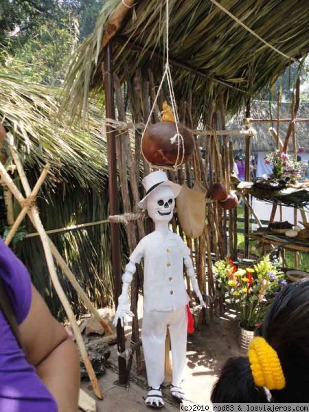 Dia de Muertos Yucatan 9
La muerte con traje regional masculino
