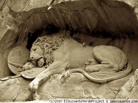 Sleeping Beauty
El Monumento al León de Lucerna, esculpido en la roca, como homenaje a los soldados suizos muertos en defensa del rey Luis XVI de Francia.
