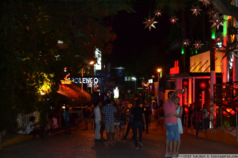 Forum of Noche: Playa del Carmen noche