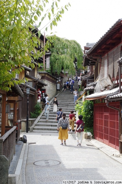 Subida al KIYOMIZU DERA
Subiendo al templo mas famoso de Kyoto.
