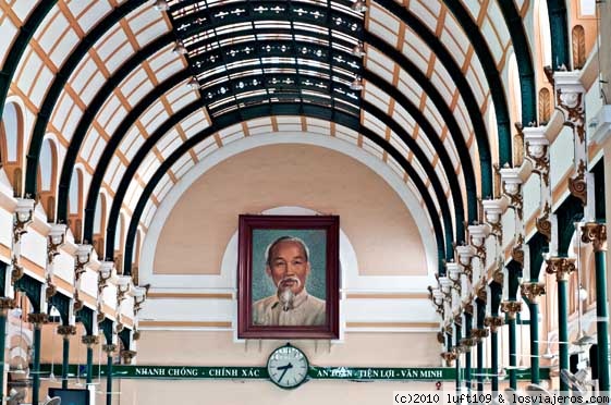 Oficina Central de Correos de Saigón
Interior de la oficina central de correos de Saigón. El retrato es del presidente Ho Chi Minh, que actualmente da nombre a la ciudad.
