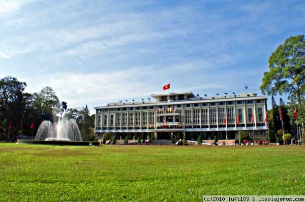 Palacio de la Reunificación - Saigón
Hogar del Presidente de Vietnam del Sur. Fue el sitio oficial de la entrega del poder durante la caída de Saigón el 30 de abril de 1975. Entonces era conocido como Palacio de la Independencia. Un tanque del ejército norvietnamita derribó la puerta principal poniendo fin a la guerra de Vietnam.
