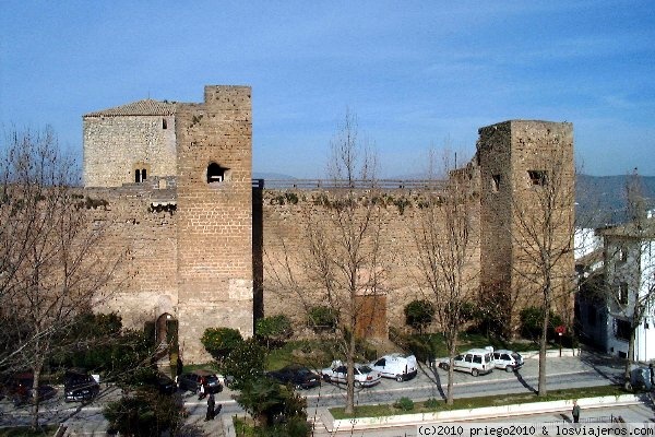 CASTILLO DE PRIEGO DE CÓRDOBA
Fortaleza árabe reformada en los siglos XIII y XIV. De carácter esencialmente militar, es austero,
como corresponde a las razones defensivas que lo hicieron nacer. La Torre del Homenaje es
Monumento Histórico Nacional. De planta cuadrada, tiene tres pisos, presentando miradores con
ajimeces.
