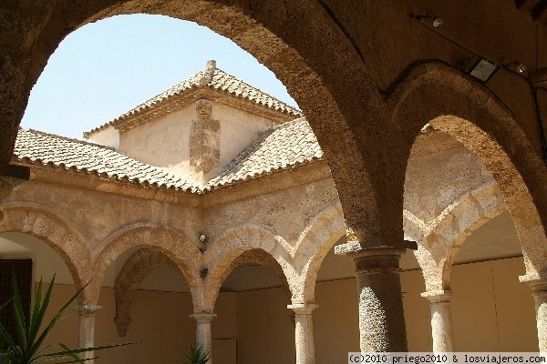 CARNICERÍAS REALES DE PRIEGO DE CÓRDOBA
Matadero y mercado del siglo XVI. Portada de estilo manierista de Francisco del Castillo. Edificio de
planta cuadrada con patio central, formado por arcadas sobre columnas con torres en sus ángulos y
bella escalera de piedra en espiral.
