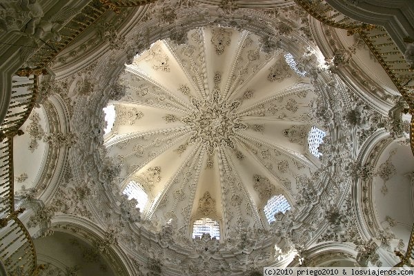 SAGRARIO DE LA IGLESIA DE LA ASUNCIÓN DE PRIEGO DE CÓRDOBA
Su construcción comenzó en 1525. Edificio gótico mudéjar del siglo XVI, remodelado por
Jerónimo Sánchez de Rueda en estilo barroco en el siglo XVIII. Destaca el Retablo Mayor del
renacimiento tardío, con esculturas atribuidas a Juan Bautista Vazquez “El Viejo” y el Sagrario, una de
las obras maestra
