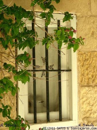 Ventana (Mdina)
Detalle de la cruz de Malta en las cortinas de esta casa de Mdina.
