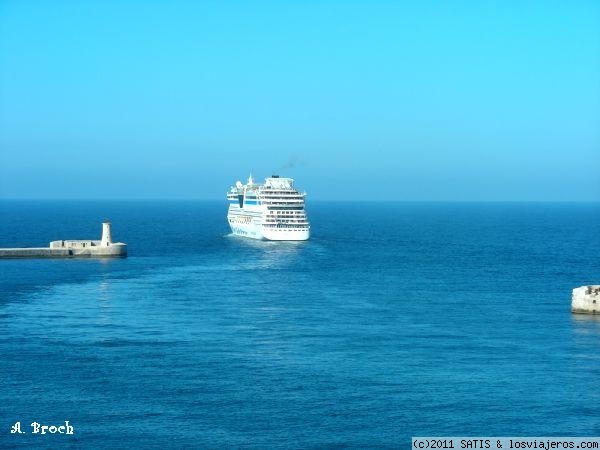 El Puerto Grande (Valletta)
En 1565 los Caballeros de San Juan tendieron una cadena entre los extremos de ambos lugares para evitar que las 200 naves turcas llegara hasta el puerto. Supongo que seria por eses extremo por donde sale el crucero.
