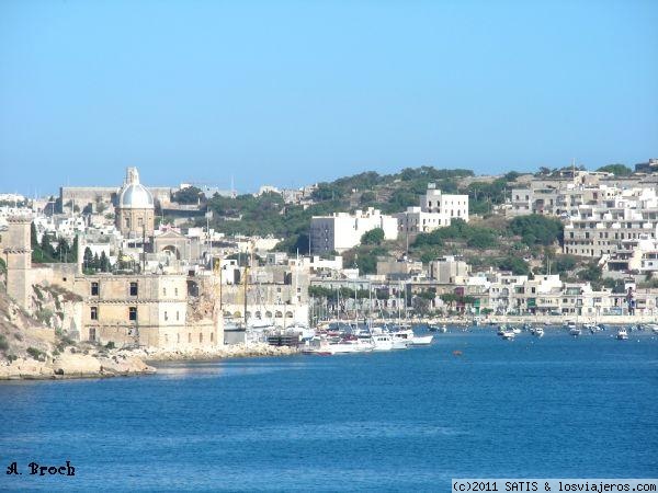 Puerto Grande (Valletta)
Las tres ciudades.Por objetivos de defensa las ciudades de Vittoriosa, Senglea y Cospicua fueron rodeadas por una muralla, que las transformó en una unidad. Dentro de los muros hay iglesias, palacios y los antiguos albergues de los caballeros de la orden 
de Malta.
