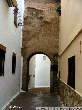 Arco del Ovejero
En la cuesta de la carniceria, se abrió en las murallas para comunicar las Cuatro esquinas del Rosario, aqui se veía perfectamente la construcción de la muralla árabe, está en la zona de la judería, donde se celebraban los intercambios comerciales.
Arco del Ovejero
En la cuesta de la carniceria, se abrió en las murallas para comunicar las Cuatro esquinas del Rosario, aqui se veía perfectamente la construcción de la muralla árabe, está en la zona de la judería, donde se celebraban los intercambios comerciales.