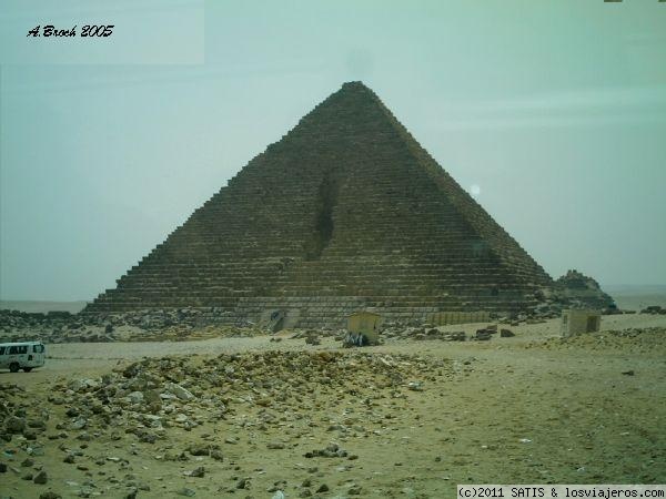 Pirámide de Micerinos
Es la más pequeña de las piramides de Giza, conocida como la Pirámide Divina.
