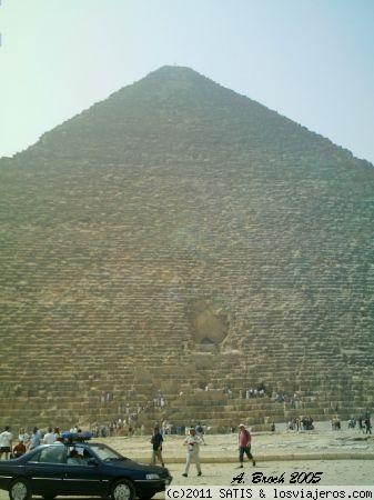 Pirámide de Keops
La Gran pirámide es la más antigua de las maravillas del mundo y la única de las 7 que sigue en pie. Es IM-PRESIONANTE
