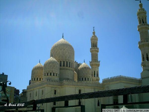 Mezquita del Murciano
La mezquita de Abu al-abbas al Mursi, que era un jeque murcinano del siglo XIII es el edificio religioso más importante de la ciudad. Es el patron de los pescadores.
