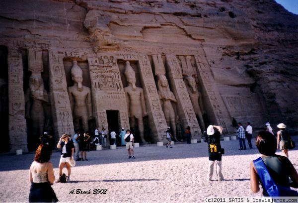 Templo de Nefertari
Está dedicado a Hathor y a la reina Nefertari. La reina está representada al mismo tamaño y en actitud de marcha.
