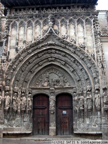 Iglesia de Santa MAria
Su portada es una muestra del gótico florido isabelino. La imagen central (tímpano) representa a la Anunciación, durante la guerra civil se estropeó su interior perdiéndose los adornos y un valioso organo.
