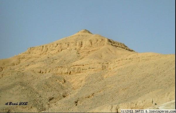 El Qurn
Este pico de forma piramidal corona el valle de los reyes, está consagrado a la diosa Meretsegur, , 