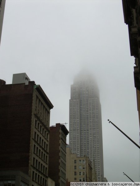 Empire State Building entre nubes
