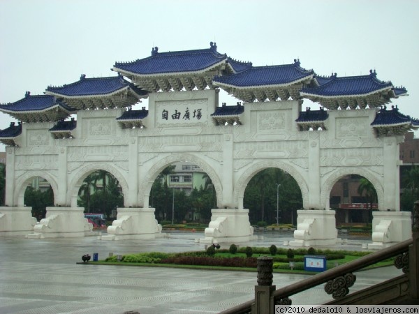 Viajar a  Taiwan: Bailes Tipicos - Vista del Memorial Chiang Kai-Shek.-Taipei (Bailes Tipicos)