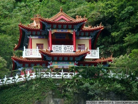 Santuario en el Parque Nacional de Taroko.- Hualien
El Parque Nacional de Taroko es conocido por sus acantilados de verticales paredes de mármol.-
