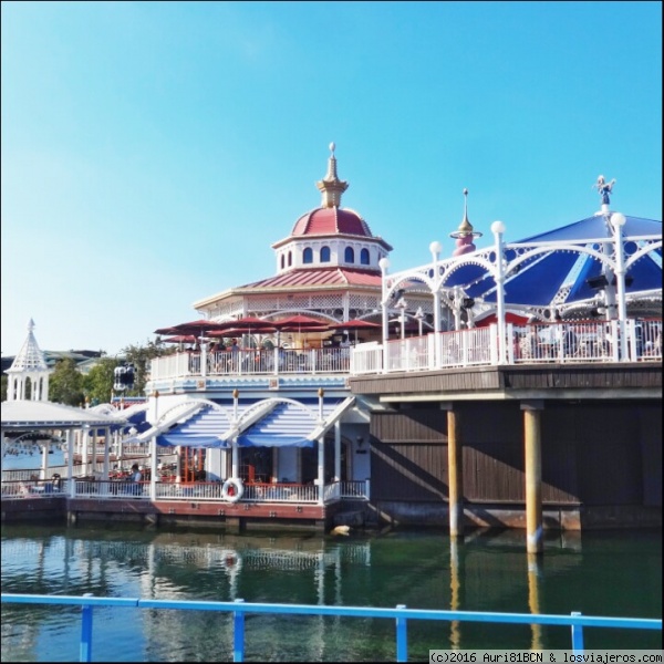 Disney California Adventure
edificios de la zona del wharf en el parque de atracciones
