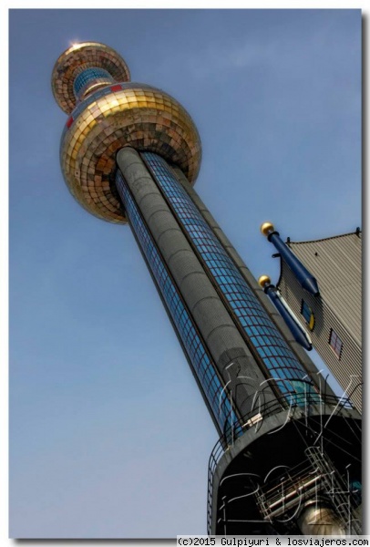 Incineradora
Es la planta de incineración de residuos de Spittelau, en Austria. Produce energía para 150.000 viviendas y más de 3.000 edificios públicos.
Es obra del artista Friedensreich Hundertwasser,
está ubicada en el casco urbano de Viena
y es uno de los atractivos turísticos de la ciudad
