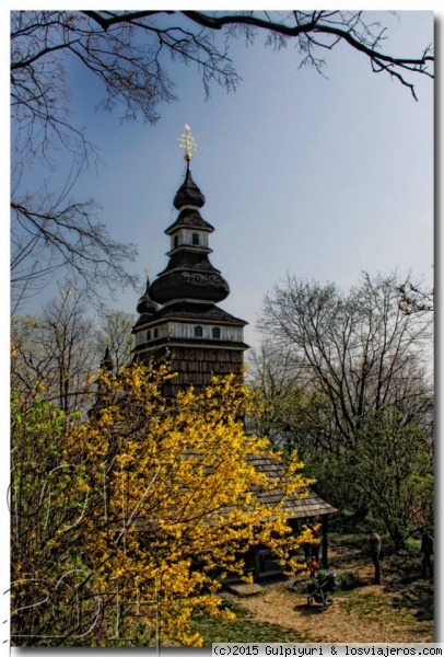 Iglesia ucraniana de Petrín
La iglesia de madera consagrada a San Miguel se encuentra en la parte superior de Kinského jardín en la colina Petřín. Originalmente la iglesia fue construida en la segunda mitad del siglo 17 en el pueblo de Velké Loučky cerca Mukačevo (hoy Zakarpatska Ucrania). Todo el edificio era de madera y se e
