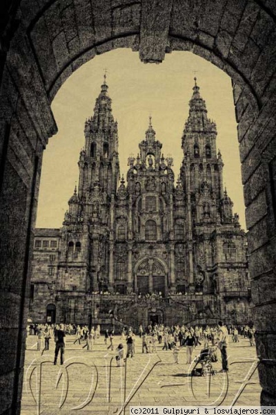 Catedral de Santiago
La construcción de la gran Catedral de Santiago de Compostela debió comenzar alrededor del año 1075, promovida por el obispo Diego Peláez y dirigida por el Maestro Esteban. Este singular edificio es sucesor de otros anteriores que sirvieron para albergar y dignificar los restos del Apóstol descubiertos en 