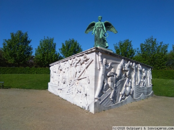 Monumento
marítimo en honor a los navegantes que perdieron la vida durante la Primera Guerra Mundial. 
Copenhague
