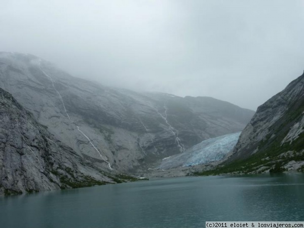Glaciar Nigardsbreen en un día de lluvia
Imágen del Glaciar Nigardsbreen tomada desde el camino que une el parquing y la base del glaciar.
