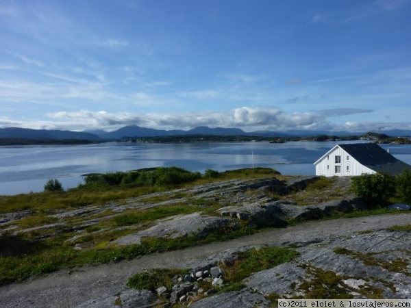 Alrededores de Kristiandsund
Vista de la costa en la isla de Averoya, muy cerca de Kristiandsund. La casa que se ve es una antigua casa de pescadores convertida en alojamiento para alquilar. Su nombre es Sveggvika
