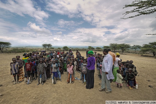 COLEGIO EN KONSO
Etiopía Sur. Colegio cerca de Konso. Tribu Borena. Los niños salen al patio para recibir el almuerzo: dos pequeños dátiles.
