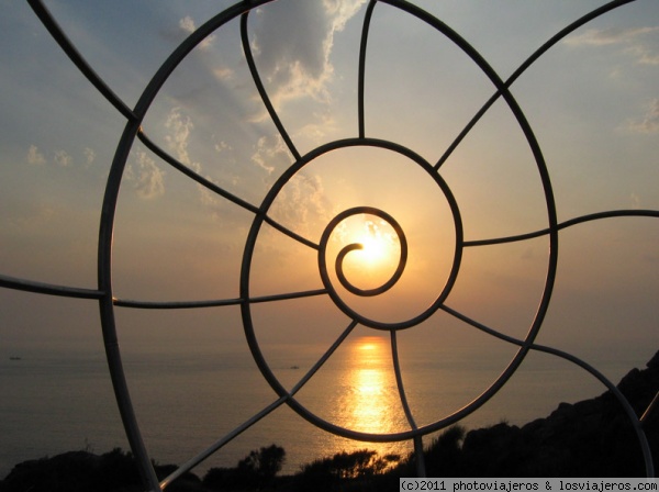 Atardecer en el cabo de Home, Galicia
Una puesta de sol en el cabo de Home, en el norte de España, tomada desde el interior de la escultura llamada 