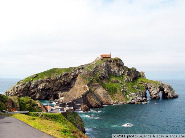 Ermita de San Juan de Gaztelugatxe
Vista del islote de San Juan de Gaztelugatxe, situado en la costa Vizcaina (País vasco) entre las localidades de Bakio y Bermeo.
