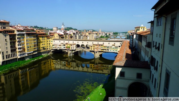 Ponte Vecchio - Florencia
El puente más famoso de la ciudad de Florencia, con sus características casas que cuelgan de la estructura del puente y que actualmente acoge las joyerías más exclusivas de la ciudad.
