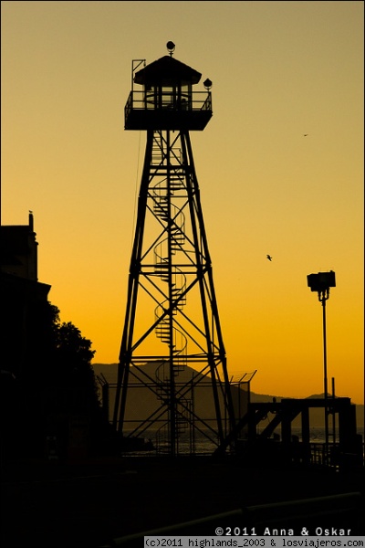 Atarceder en la Isla de Alcatraz - San Francisco
Contraluz en una de las torres de vigilancia de la Isla de Alcatraz.
