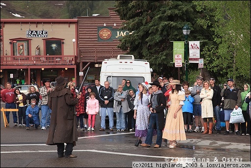 Teatro callejero en Jackson Hole - Wyoming
Como llovió ese tarde, salimos a dar una vuelta por el pueblo. Nos encontramos con este teatro callejero.
