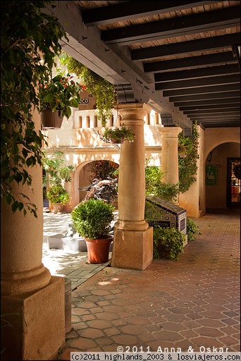 Tlaquepaque - Sedona
Los soportales están decorados con flores y plantas.
