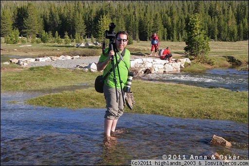 Oskar cruzando un riachuelo - Yosemite National Park
El deshielo nos jugó una mala pasada.
