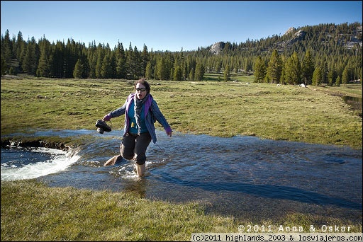 Anna cruzando un riachuelo - Yosemite National Park
La temperatura del agua era muy baja, así que tuvimos que pasar rápido.
