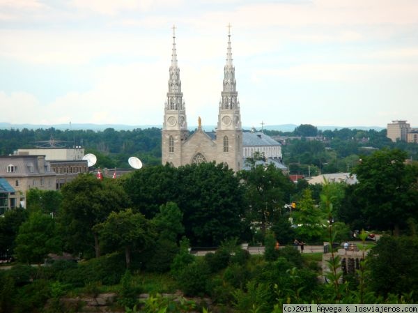 Basílica-Catedral de Notre Dame de Otawa
Vistas desde la Colina del Parlamento. Notre Dame fue construida sobre el lugar de la primera capilla católica abierta a los anglófonos y francófonos de Bytown
